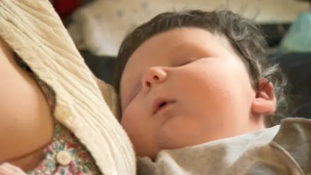 بہت سی مائیں اب بھی بچوں کو ساتھ سلانا پسند کرتی ہیں