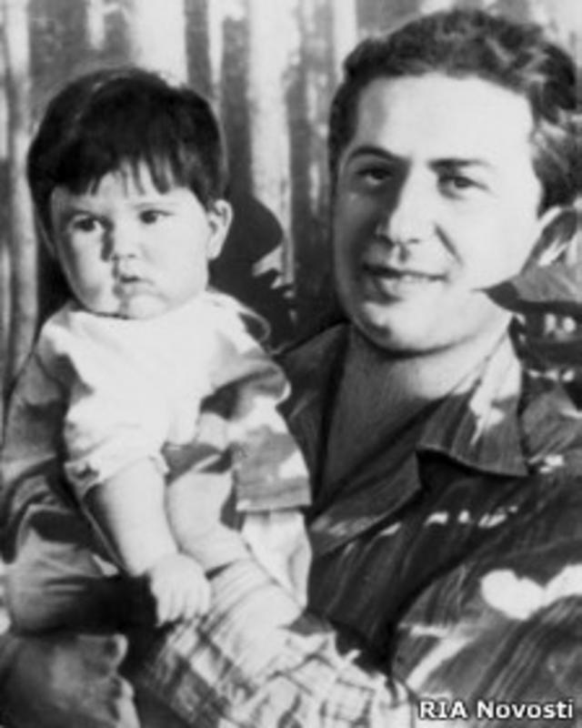 Яков Джугашвили с дочерью Галиной (1940 г.)