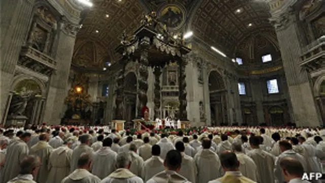 کل دس لڑکیوں اور چالیس لڑکوں نے اس عبادت میں حصہ لیا جن کا تعلق مختلف قومیتوں اور متنوع مذہبی عقائد سے تھا۔