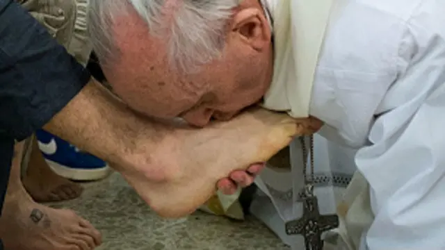 ان قیدیوں کے پاؤں دھونے کے پیچھے پیغمبر عیسیٰ کی اپنے بارہ حواریوں کے ساتھ اپنے صلیب پر لٹکائے جانے سے پہلے کی رات کو شفقت کے سلوک کی یاد جسے دہرانے کی یہ ایک کوشش تھی۔