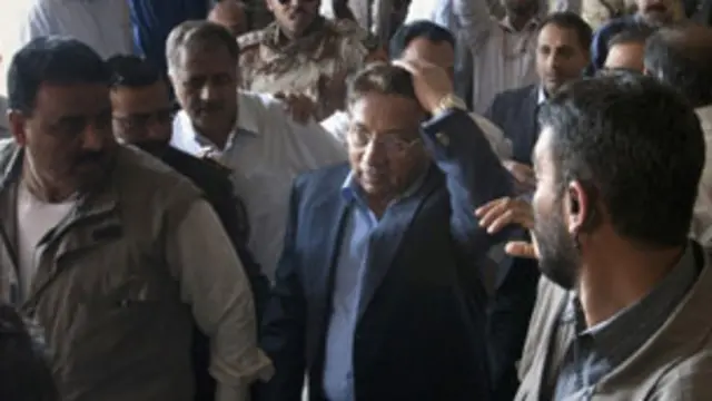 کمرۂ عدالت سے نکلنے کے بعد برآمدے میں سابق فوجی صدر پر ایک شخص نے جوتا بھی پھینکا