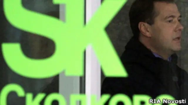 Медведев за дверьми с надписью "Сколково"