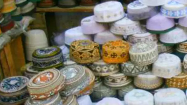 که په کلي کې لوڅ سره وګرځېدې، وايي د پلار او د نيکه لاره يې پرېښوده له نرخه ووت.