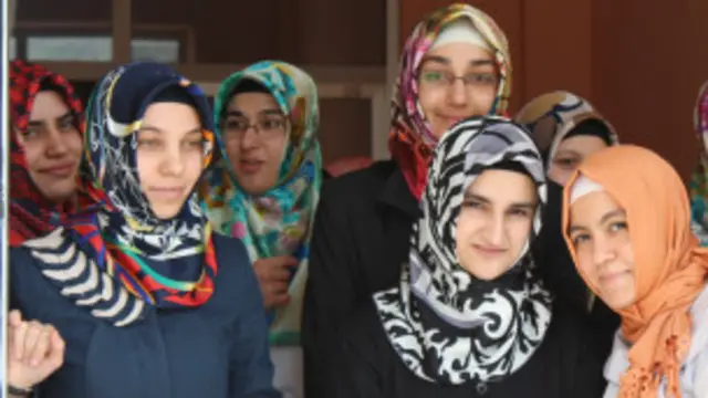 در ده سال گذشته شماری از دانشجویان کشورهای خارجی علاقمند تحصیل در دانشگاه کابل شده اند