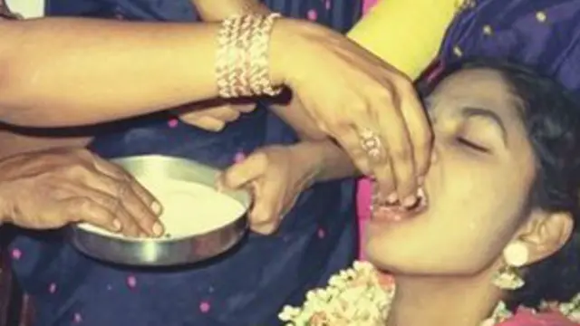 सलमा की सगाई की तस्वीर, उसकी मर्ज़ी के खिलाफ़ 11 साल की उम्र में उसकी सगाई हो गई थी