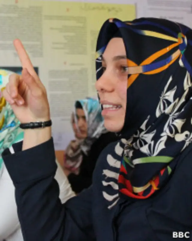 ظریفه: قونیه شهر مولانا است و من خیلی خوشحال هستم که در دیار اصلی مولانا آمدهام. افغانستان را خیلی دوست دارم فرهنگ هر دو کشور بسیار بهم نزدیک است، مردمان هر دو کشور مسلمان هستند و تا هنوز به هیچ مشکلی برنخورده ام.