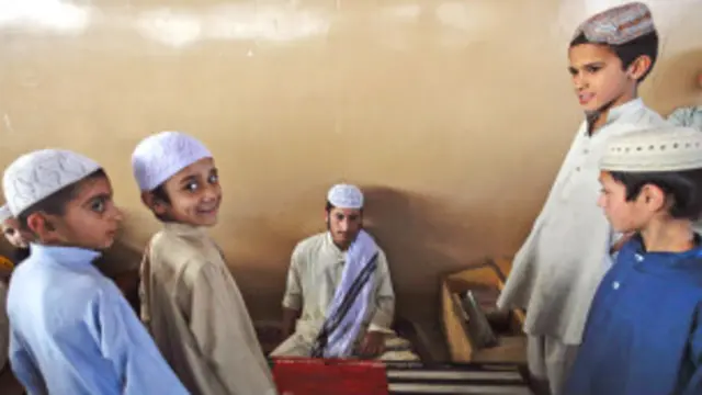 पाकिस्तान में स्कूली बच्चे
