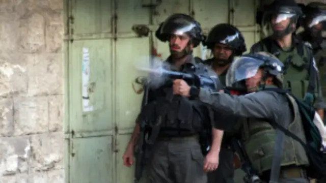 خرج المئات من الفلسطينيين للتظاهر ومعهم عدد من النشطاء في الضفة الغربية استباق ليوم الأرض الذي يصادف يوم غد 