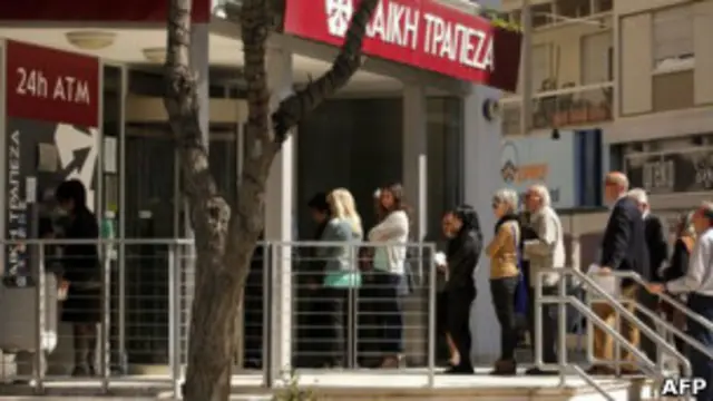 استأنفت المصارف القبرصية عملها الخميس.