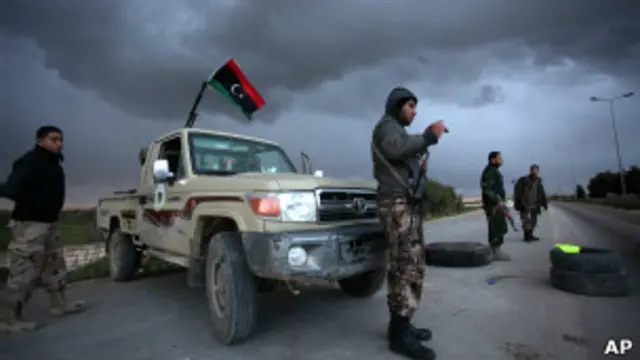 کرنل قذافی کی اقتدار سے علیحدگی کے بعد لیبیا کی نئی حکومت ملک میں اپنی عملداری قائم کرنے میں کامیاب نہیں ہو سکی ہے