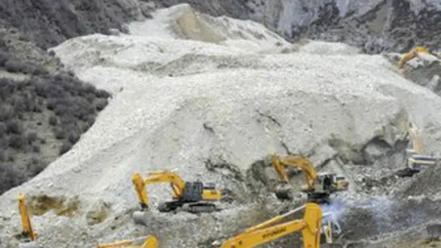 تودے کے حجم اور وقت گزر جانے کی وجہ سے کسی کے بچنے کی امیدیں دم توڑتی جا رہی ہیں