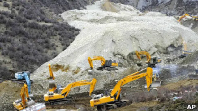 Экскаваторы работают на месте оползня в Тибете