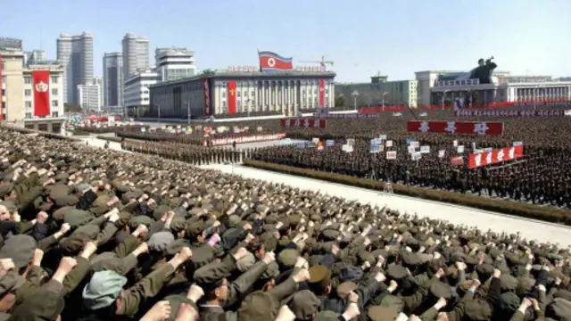 Media resmi Korut memperlihatkan warga negara itu mendukung kebijakan perang.