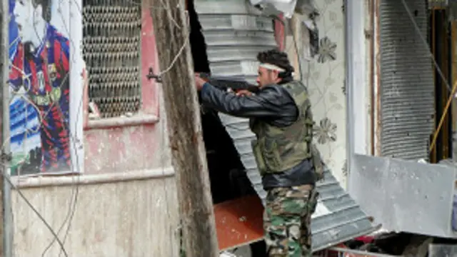 مسلح من المعارضة 