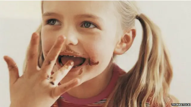 Niña comiendo chocolate