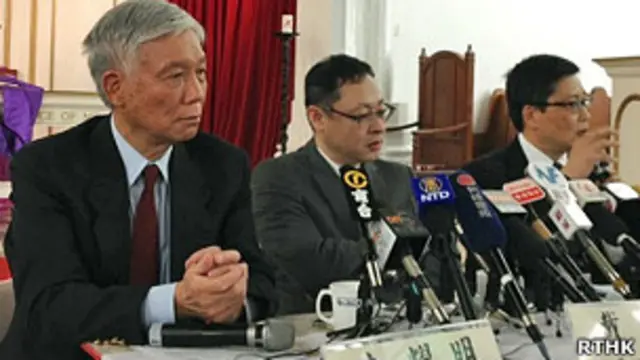 朱耀明、戴耀廷和陈健民向媒体记者介绍“占领中环”运动“信念书”内容（香港电台图片27/3/3012）