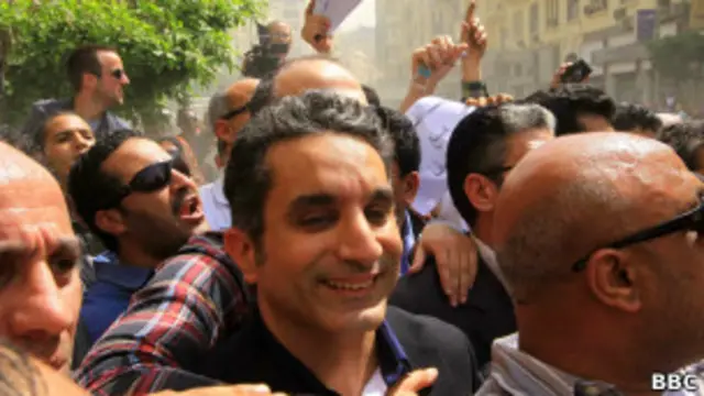 يوسف وسط حشد من انصاره في طريقه لمكتب النائب العام