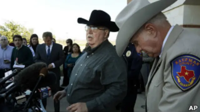 Майк МакЛеланд (на фото в центре) отвечает на вопросы журналистов