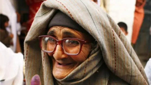 ضعیف العمر ووٹروں کو اس بار پولنگ سٹیشنوں تک کون لے کر جائے گا؟