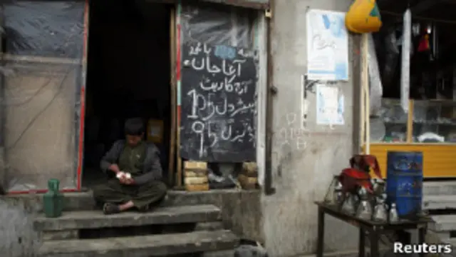 یک پمپ بنزین کنار جاده در کویته پاکستان. همانطور که روی تابلو دیده می شود نرخ سوخت روزانه تعیین می‌شود