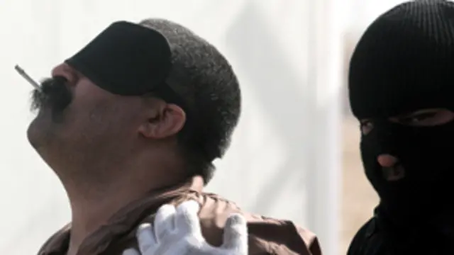 أحد المدانين يدخن سيجارته الأخيرة