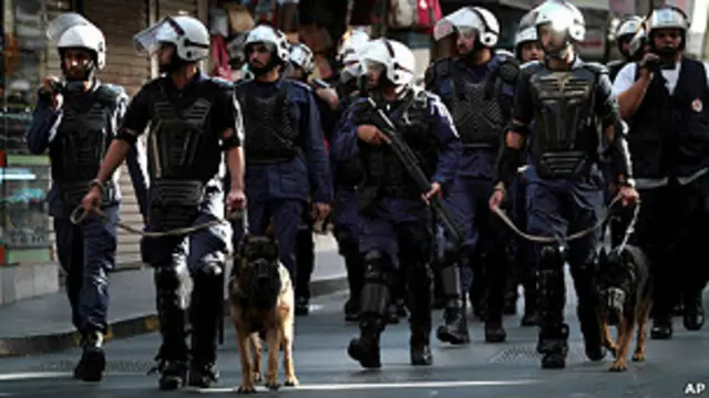 إلى جانب المداهمات قامت الشرطة بنصب نقاط تفتيش مؤقتة على الطرق المؤدية لميدان السباق. 