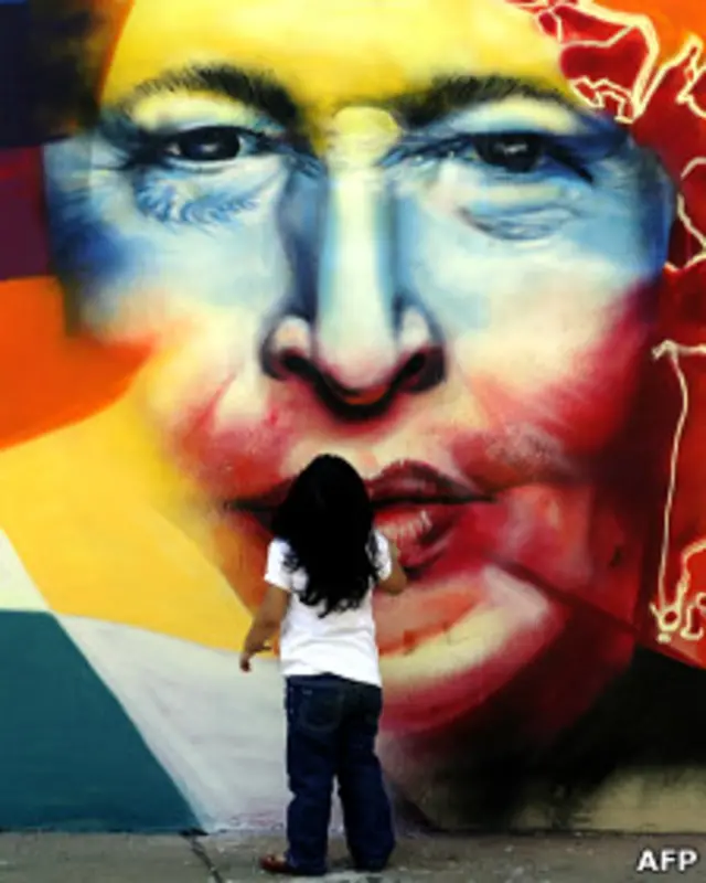Mural con el rostro de Hugo Chávez