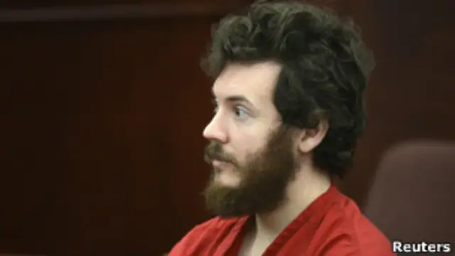 Holmes é acusado de matar 12 pessoas durante estreia de filme do Batman