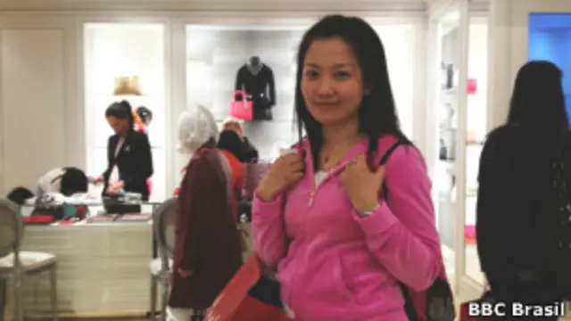 A turista Wang Dnan disse que seu guia a orientou a esconder dinheiro e passaporte