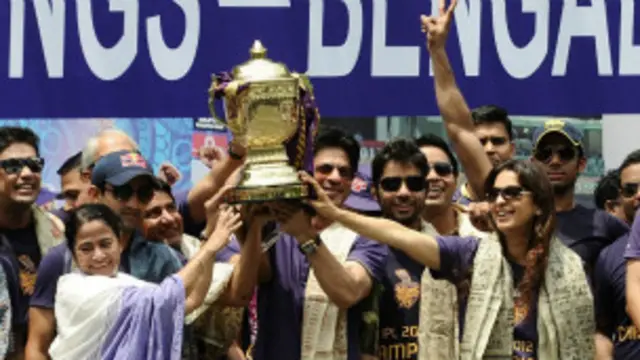 सीज़न 5 के चैंपियन कोलकाता नाइटराइडर्स की विजय जुलूस में शामिल हुईं थी ममता बनर्जी