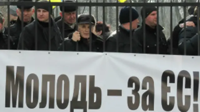 Противників Попова та прихильників ЄС розділяє паркан Верховної ради