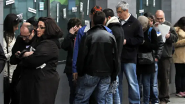 عاطلون يصطفون خارج مكتب للتشغيل في العاصمة الاسبانية مدريد