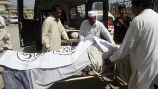 پشاور میں گرڈ سٹیشن پر حملے میں ہلاک ہونے والے ایک شخص کی نعش کو لے جایا جا رہا ہے
