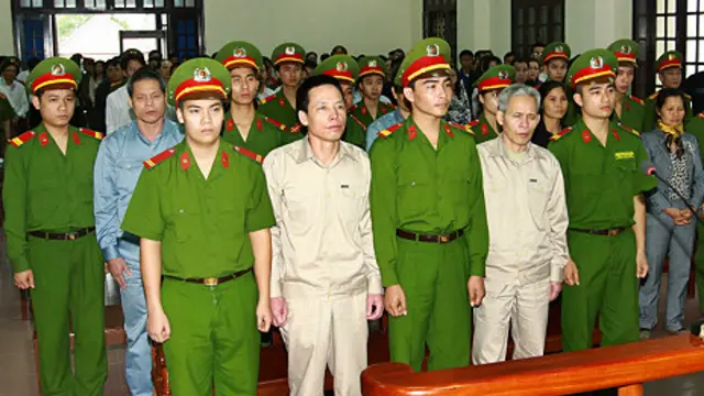 Anh em nhà ông Vươn trong phiên sơ thẩm hồi tháng 4