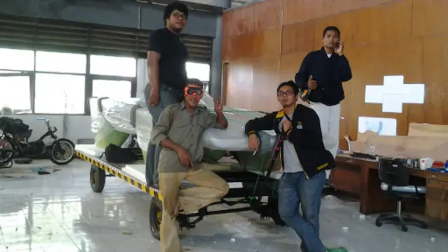 Mahasiswa ITS dengan cetakan mobil yang akan ikut lomba World Solar Challenge 2013.