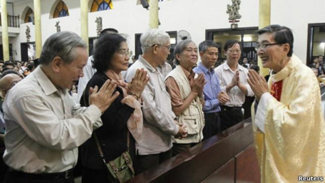 Bà Kim Chi tham dự buổi lễ cầu nguyện cho gia đình ông Vươn ở nhà thờ Thái Hà