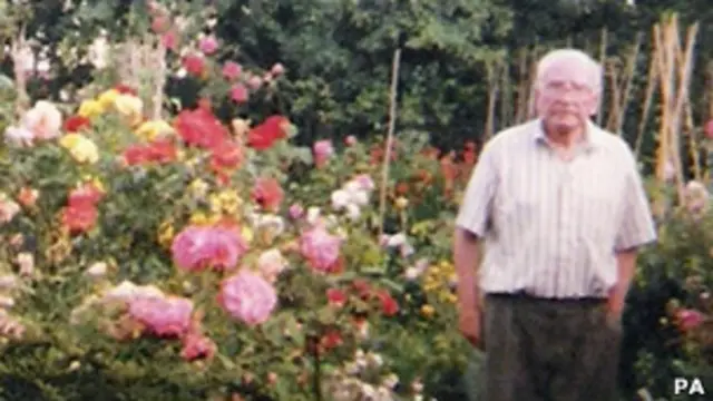 Hoare diz que a jardinagem é um dos segredos de sua vida longa