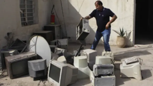 عامل في صحيفة الدستور يخلي مكتب الصحيفة من المعدات التي تضررت في الهجوم