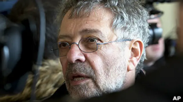 Как написал в своем блоге Александр Гольдфарб, возможные покаянные письма - "всего лишь симптом состояния человека, которого загнали в угол"