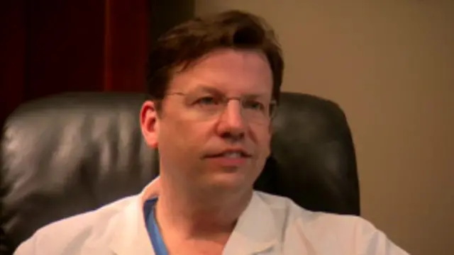 دکتر بایرون پویندکستر، جراح پلاستیک