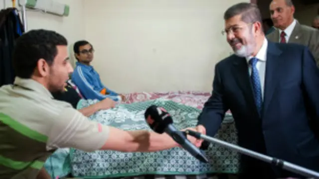 زار مرسي مستشفى نقل اليه بعض الطلبة الذين اصيبوا بالتسمم