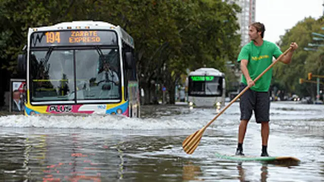 Rua inundadaroleta do jogo twisterBuenos Aires (AFP)