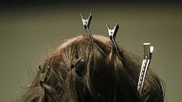 غله د يوې ښځې ويښته آن تر ۵۰۰ ډالره په سينګارتونونو پلوري