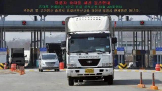 Biên giới giữa hai bên
