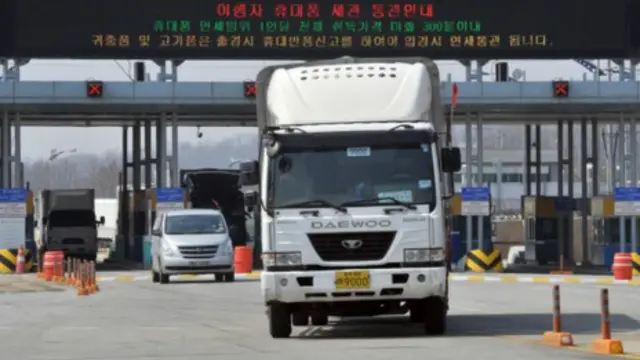 Xe buýt tại biên giới Nam Bắc Hàn
