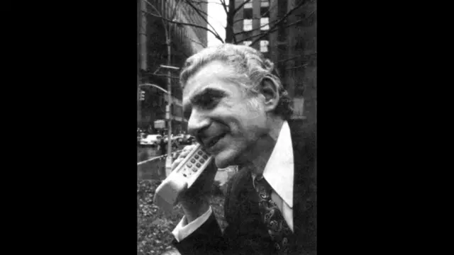 در این مجموعه، عکس هایی از پیشرفت تلفن های همراه می بینیم. از گوشی های بزرگی که در سال ۱۹۸۳ در دست مردم بود، تا جدیدترین گوشی ها با پردازنده های چهار هسته ای (Quad Core) امروز. روز سوم آوریل ۱۹۷۳، مارتین کوپر که یک مهندس ارشد در شرکت موتورولا بود، به فردی در یک شرکت رقیب تلفن کرد و گفت که با "یک تلفن همراه واقعی تماس می گیرد." عکس: مارتین کوپر با اولین تلفن همراه در سال ۱۹۷۳.
