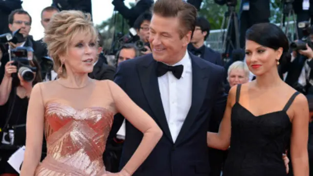 Jane Fonda (bìa trái) nay vẫn là nhân vật rất nổi tiếng ở Mỹ