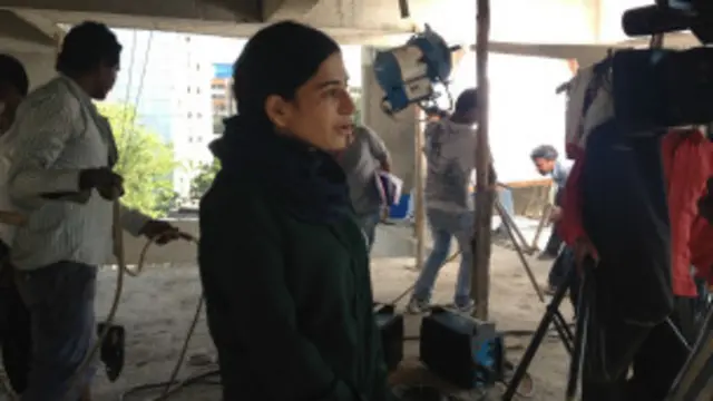 फिल्मी सेट पर सनोबार पाटरिवाला शूटिंग की तैयारी में