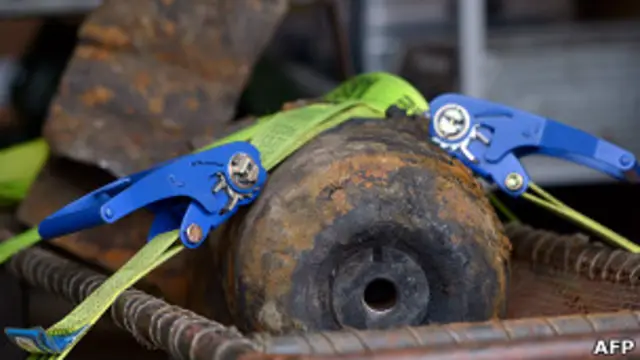 неразорвавшаяся советская бомба времен Второй мировой войны 