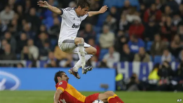 Bek Real Madrid Coentrao duel dengan gelandang Altintop.
